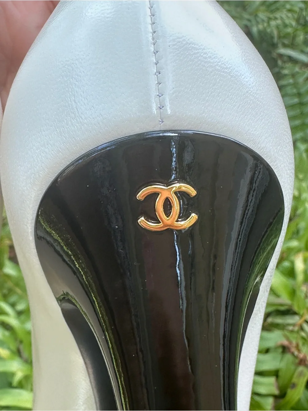 2026B CHANEL WHITE AND BLACK LEATHER PUMPS HEELS SHOES with GOLD CC LOGO 40